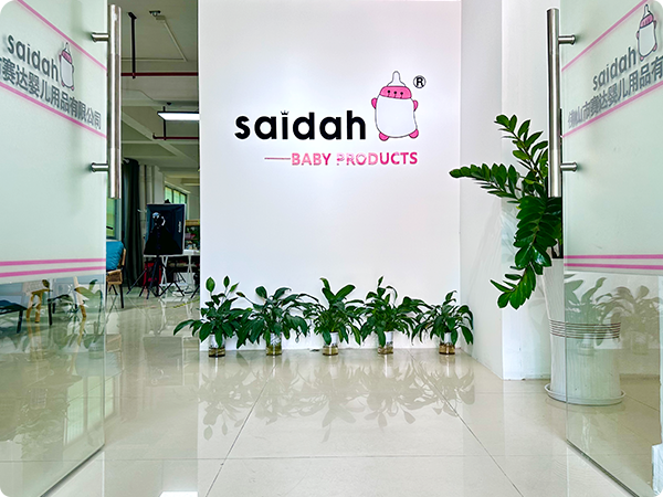 Mur d'histoire de l'entreprise avec des jalons de produits pour bébé