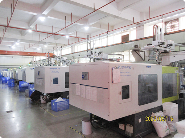 Équipe de R&D développant des gobelets pour nourrissons