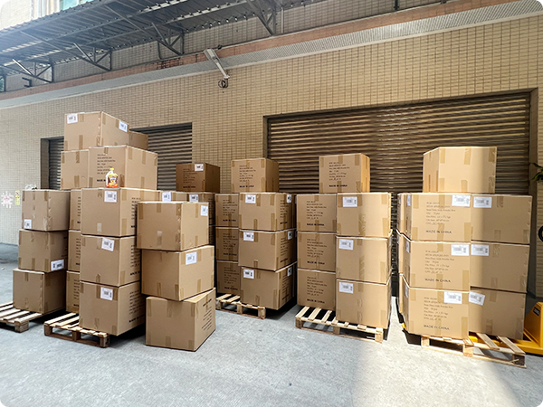 Équipe de R&D développant des gobelets pour nourrissons